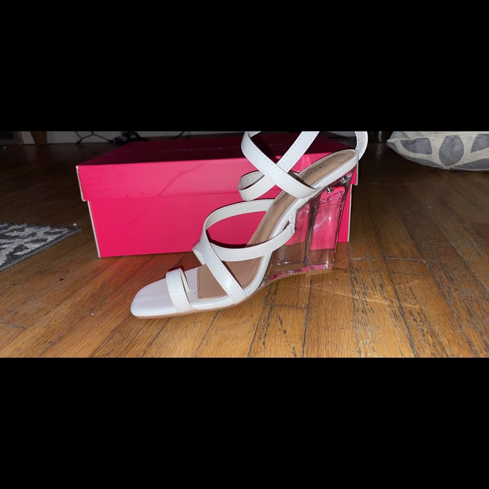 Shoe dazzle white wedges